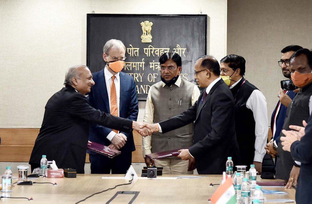 MoU signing ceremony by Royal IHC, Cochin and DCI to build a dredging vessel