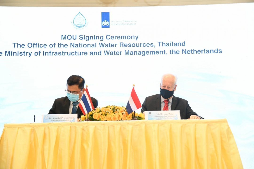 Signing ceremony of MoU on water management by secretary general Somkiat Prajamwong of the Office of National Water Resources (ONWR) and Ambassador Kees Rade of the Netherlands to Thailand