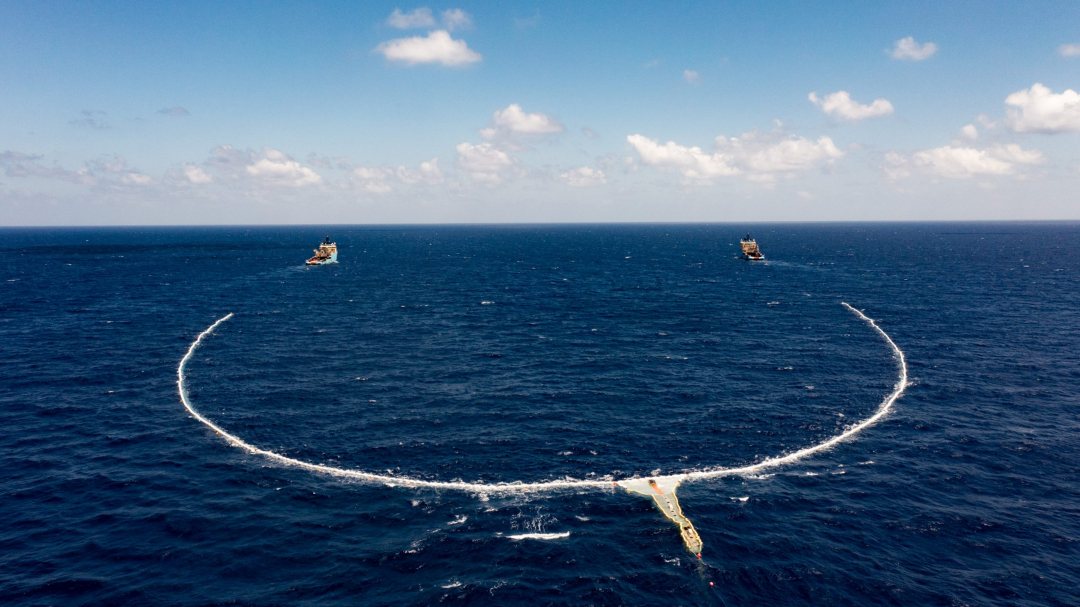 Prototype 002 during the first trip on the Pacific Ocean being towned by two ships in August 2021