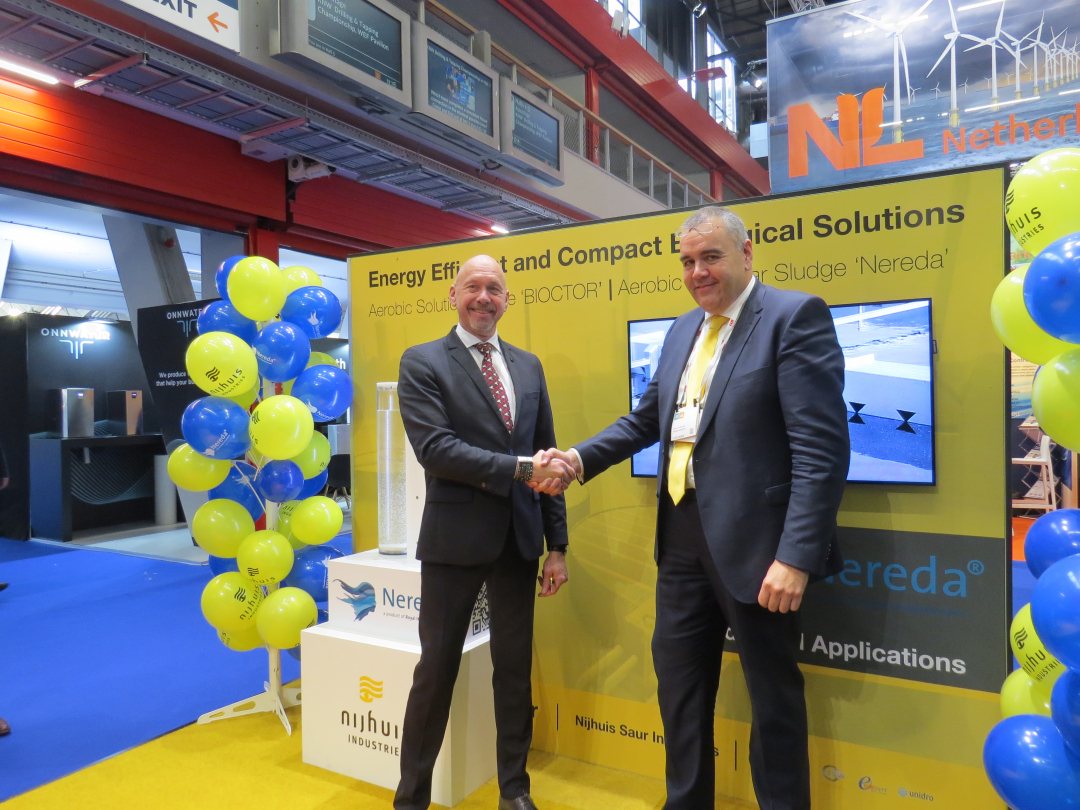 Rene Noppeney (RHDHV) and Menno Holterman (Nijhuis Saur) announce Nereda partnership at Aquatech Amstrerdam on 2 November 2021