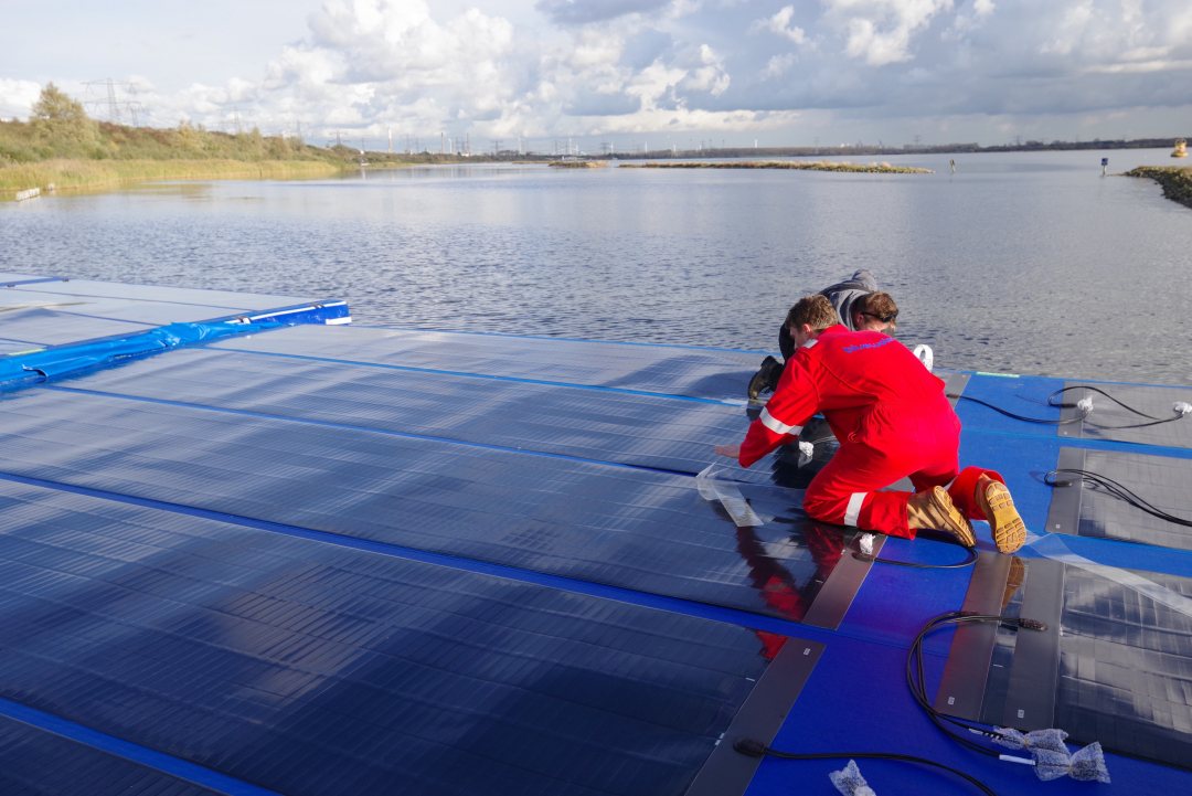 Installation by TNO of a floatable PV unit covered with thin-film cells at Oostvoornse Lake, the Netherlands, in November 2021