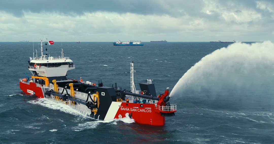 IHC Easydredge Bahia San Carlos rainbowing on the North Sea during trials