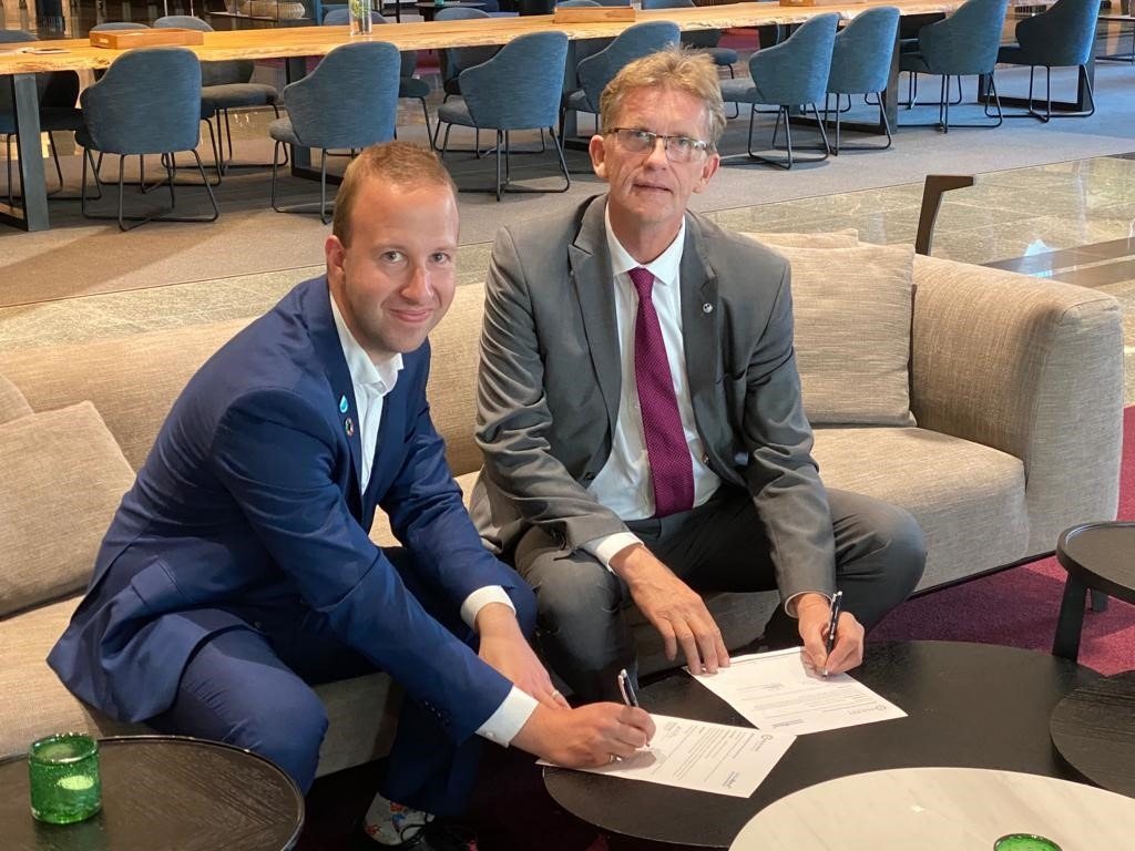 Foresight Canada and Water Alliance signing their agreement