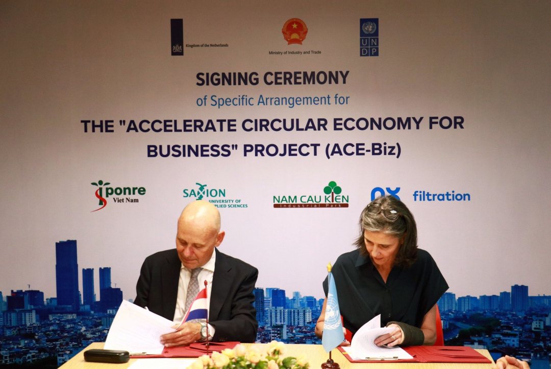 Signing of the special agreement for the ACE Biz project between the Netherlands and UNDP. Credits: Dutch Embassy in Vietnam