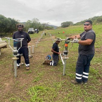 Elemental Water Makers e parceiros trabalhando em uma solução de dessalinização de água do mar movida a energia solar fora da rede na Nova Caledônia. Foto: Fabricantes de Água Elemental.