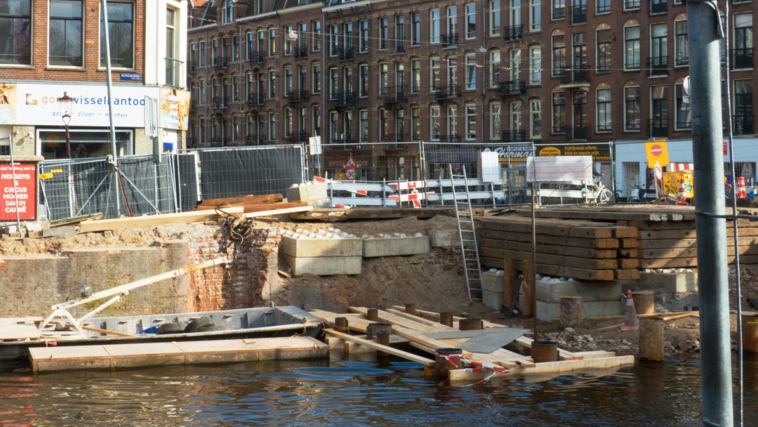 Construction works of a canal in Amsterdam. Photo: Fons Heijnsbroek / unsplash