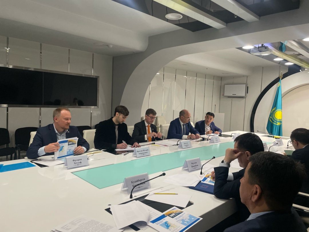 The DRRS team meet with Kazakh flood response technical team. Photo: Fredik Huthoff.