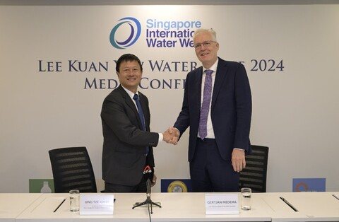 PUB chief executive Ong Tze-Ch’in congratulates Lee Kuan Yew Water Prize 2024 Laureate Professor Gertjan Medema. Photo: Singapore International Water Week