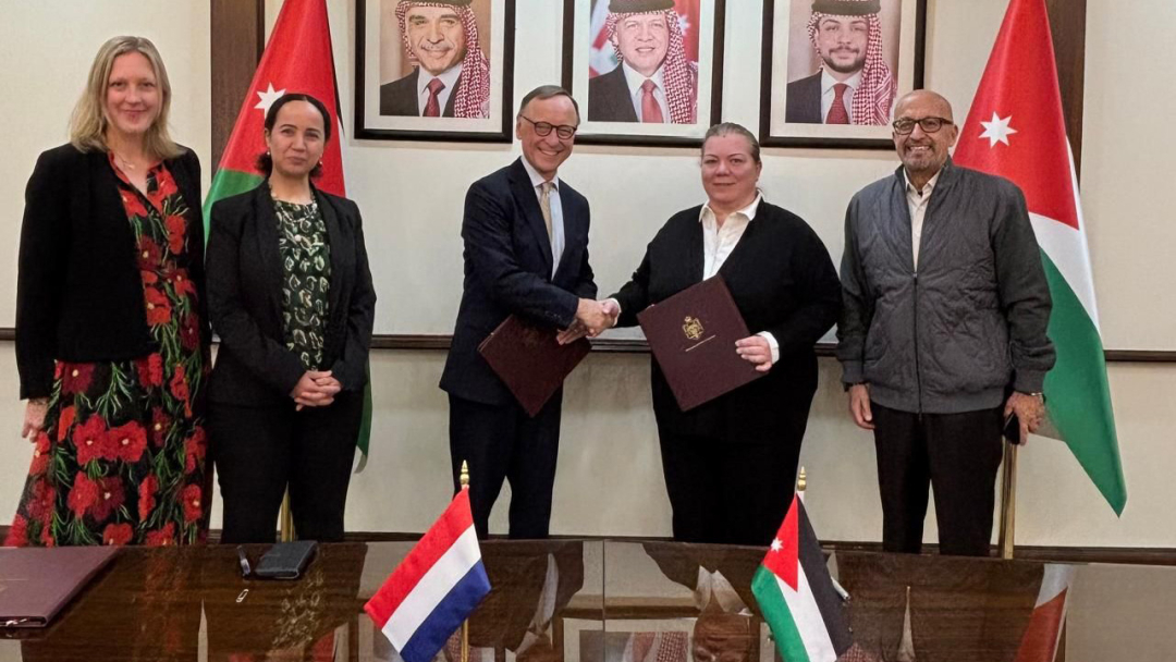 Signing of the grant. Photo: Embassy of the Kingdom of the Netherlands in Jordan