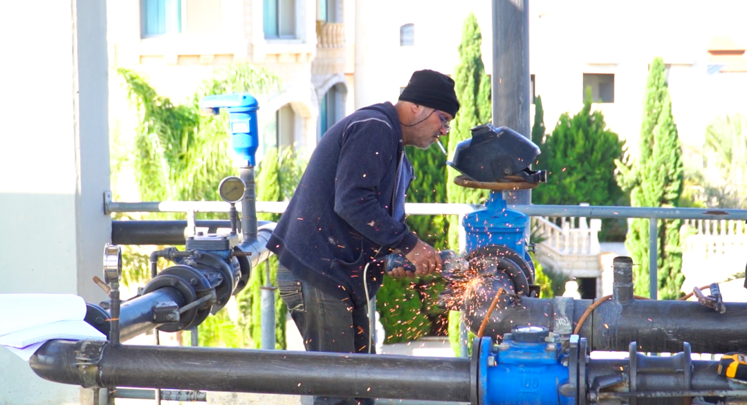 A SABESP network operator fixing pipelines in São Paulo, Brazil