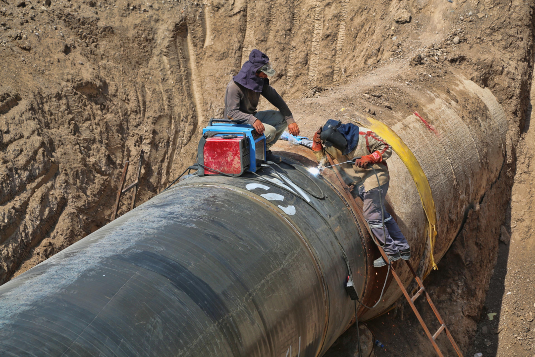 Water operators repairing a transition pipeline in São Paulo, Brazil