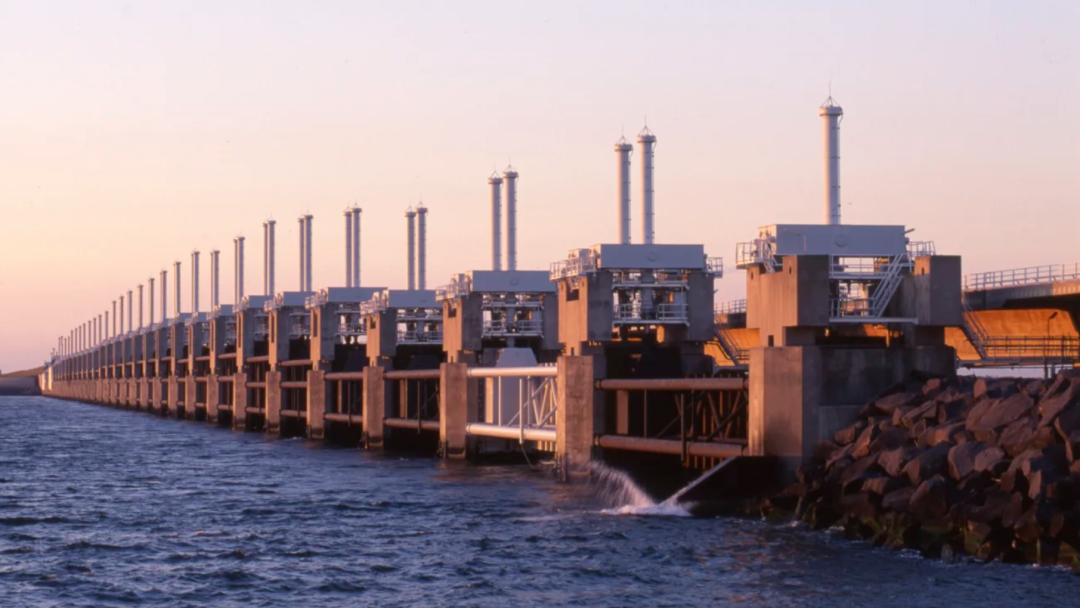 The Oosterscheldekering is the world’s largest storm surge barrier and stretches 9 kilometers, with 62 movable gates