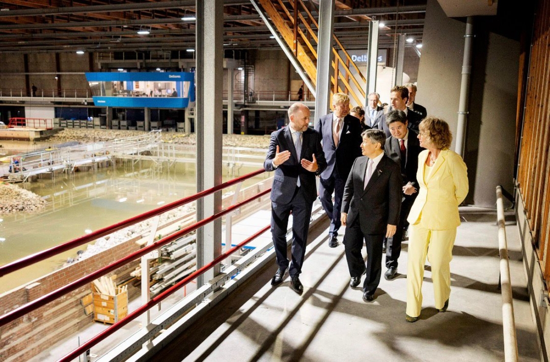 The delegation visited the Atlantic Basin, where Deltares tests how offshore structures such as wind turbine foundations perform under realistic wave and current conditions. Photocredits: Deltares