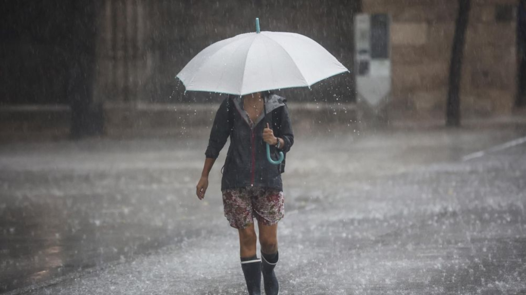 A person walks in the rain in Valencia. Photocredits-Rober Solsona (Europa Press)