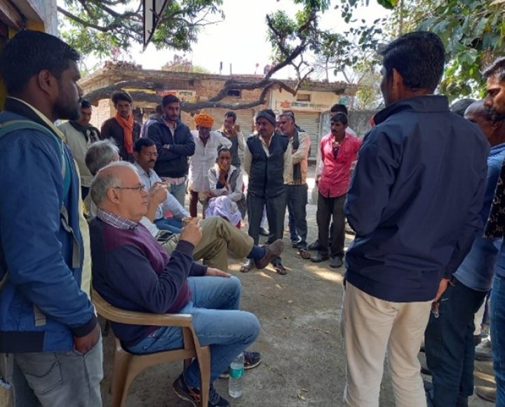 Prof Wim Bastiaanssen from IrriWatch meets with local farmers