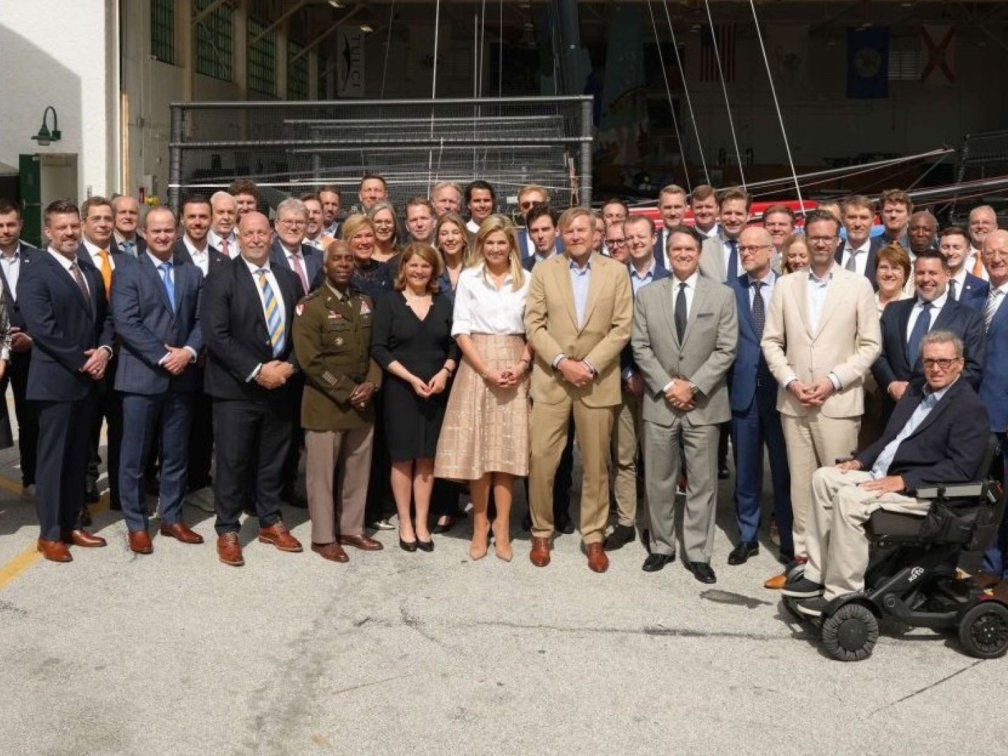 Group picture of Dutch Flood Resilience Solutions partnership partners, US hosts and the Dutch Royal couple copy