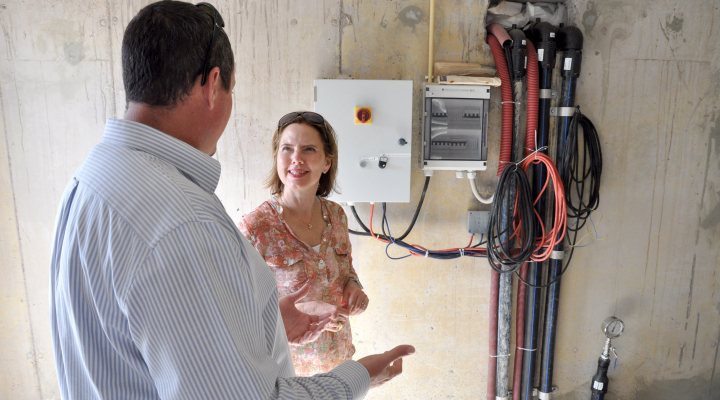 Minister Van Nieuwehuizen opens a pumping station on Saba