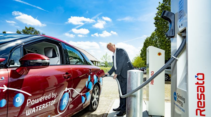 Ad van Wijk fueling hydrogen car KWR