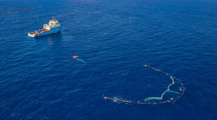 U/shaped floating barrier collects plastic waste in Pacific ocean