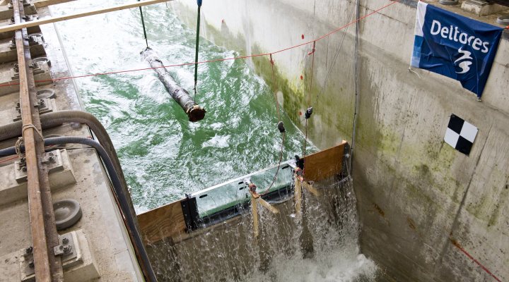 Test of the strength of a glass flood wall in Delta flume at Deltares, the Netherlands