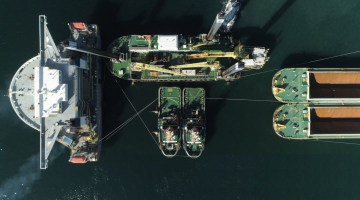 Heavy lift vessel Blue Marin takes on board backhoe dredger Magnor in Australia