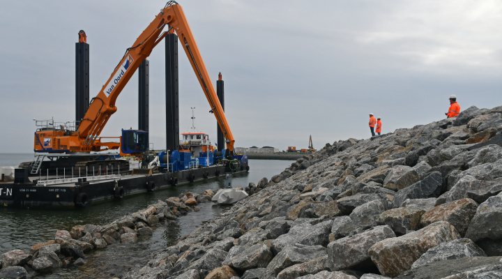 First Levvel armours blockls placed on Afsluitdijk