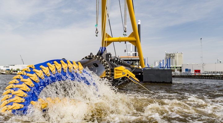 Damen CSD500 cutter suction dredger at work
