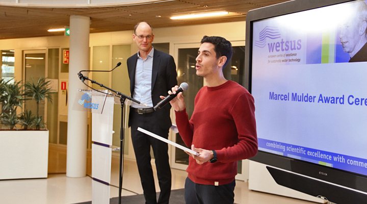 PhD researcher Ettore Vigra receives Marcel Muider 2020 award from professor Cess Buisman.