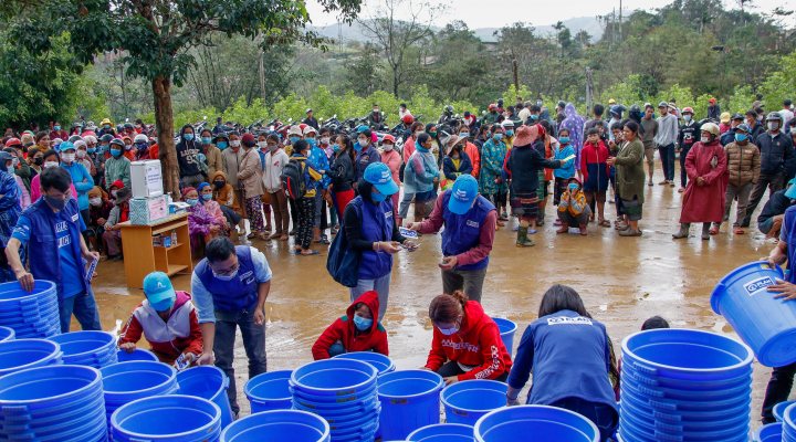 Distribution of gift packages by Dutch relief alliance after floods in Vietnam