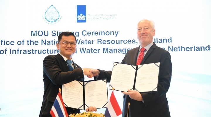 Signing ceremony of MoU on water management by secretary general Somkiat Prajamwong of the Office of National Water Resources (ONWR) and Ambassador Kees Rade of the Netherlands to Thailand 