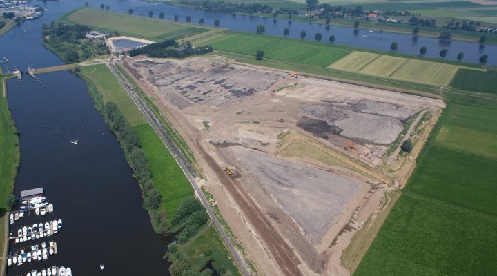 Aerial view of the construction of the mounds in the Overdiepse Polder, as part of the Room for the River measures.