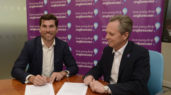 Niels Schallenberg (Royal HaskoningDHV) (left) and Peter Simpson (Anglian Water) sign agreement.