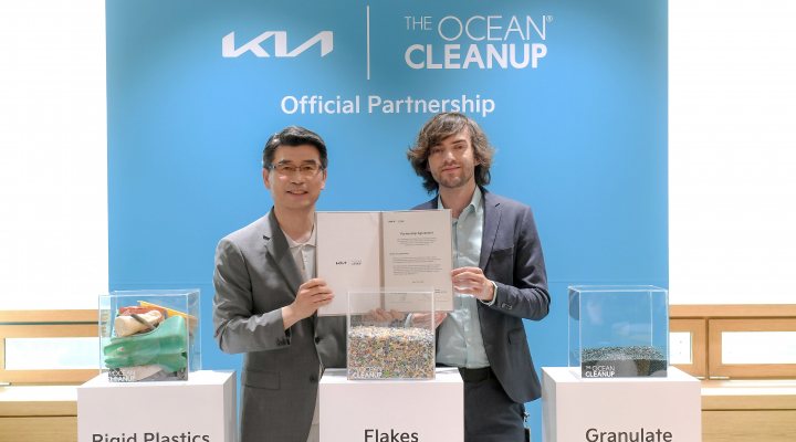 KIA and The Ocean Cleanup sign partnership agreement.