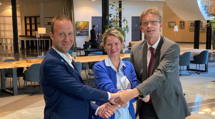 Foresight Canada and Water Alliance representatives celebrate new partnership