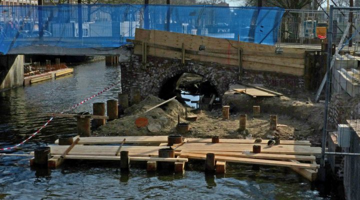 Renovation activities of a bridge over the Boerenwetering canal in Amsterdam. Photo: Fons Heijnsbroek / Unsplash