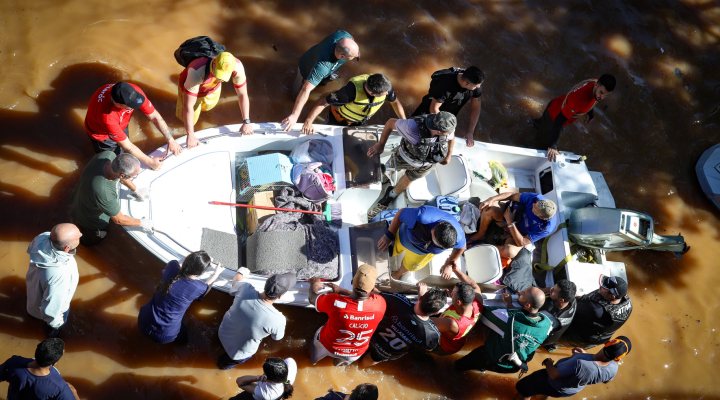 People being rescued by boat in Porto Alegre due to the floods. Photo: Cristine Rochol/PMPA