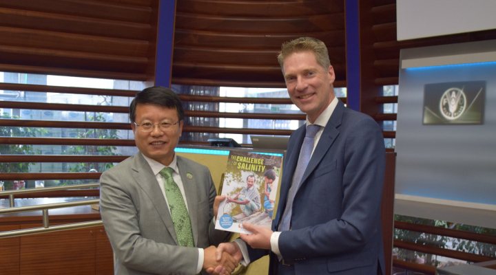 Handing over of the Salinity Magazine