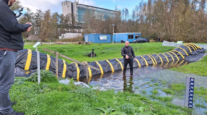 Dutch Flood Prevention shows Tubebarrier to a delegation from the City of Annapolis at Flood Proof Holland during a visit to the Netherlands in November 2023. Photo Netherlands Water Partnership.