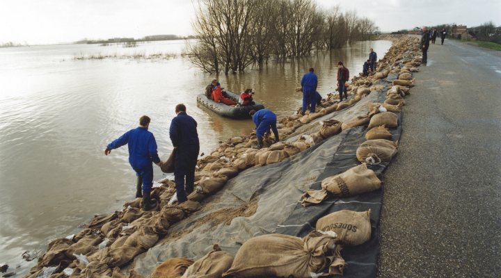 Emergency repairs on the flood embankment using sandbags, during the 1995 flood in Ochten. Photo: Henri Cormont / Rijkswaterstaat