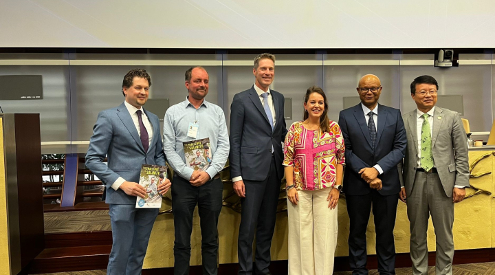 Hand-over of the Salinity Magazine at the WASAG Forum in Rome on 29 April 2024