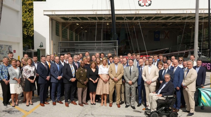 Group picture of Dutch Flood Resilience Solutions partnership partners, US hosts and the Dutch Royal couple