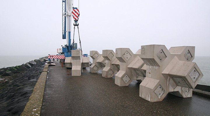 dws-bam-eco-xblocs-on-breakwater-ijmuiden-770px
