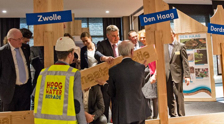 dws-city-deal-ceremony-hands-on-2-770px