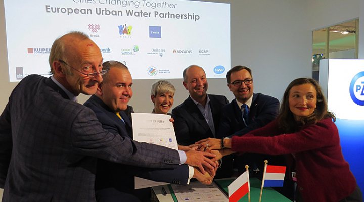 dws-cop24-loi-signing-hands-770px-1