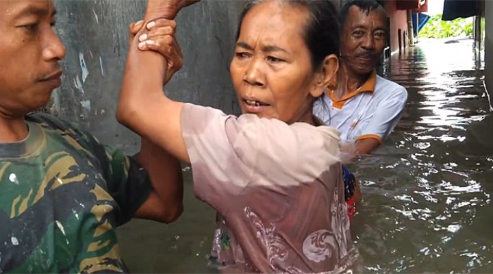 dws-cynthia-boll-jakarta-flood-people2-770px