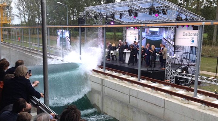 dws-deltares-flume-wave-officials-770px-