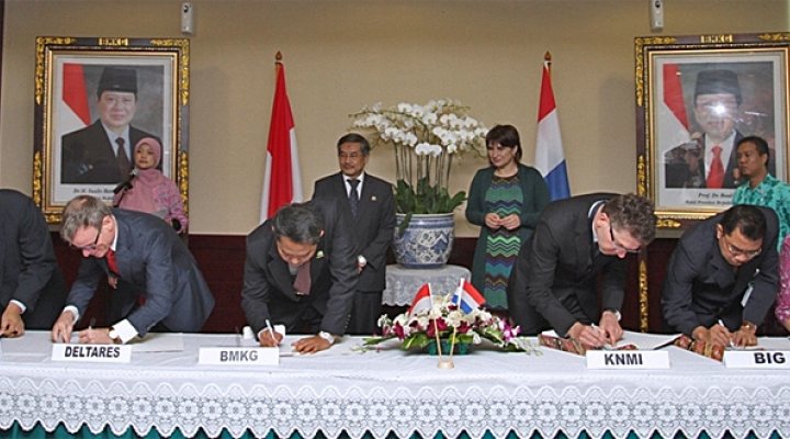 dws-deltares-jcp-indonesia-signing-770px