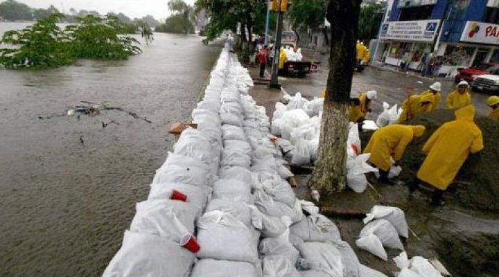 dws-drr-mexico-sand-bag-villahermosa-2007