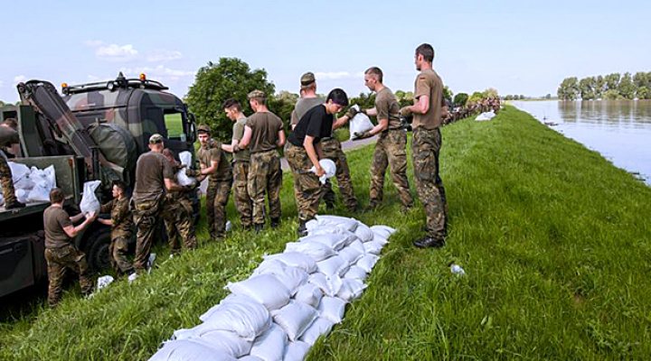 dws-elbe-dutch-soldiers-sandbags-dike3-770px-1