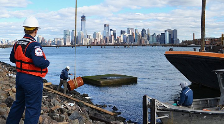 dws-h209-new-york-us-coast-guard-clean-up-post-sandy-770pc-1